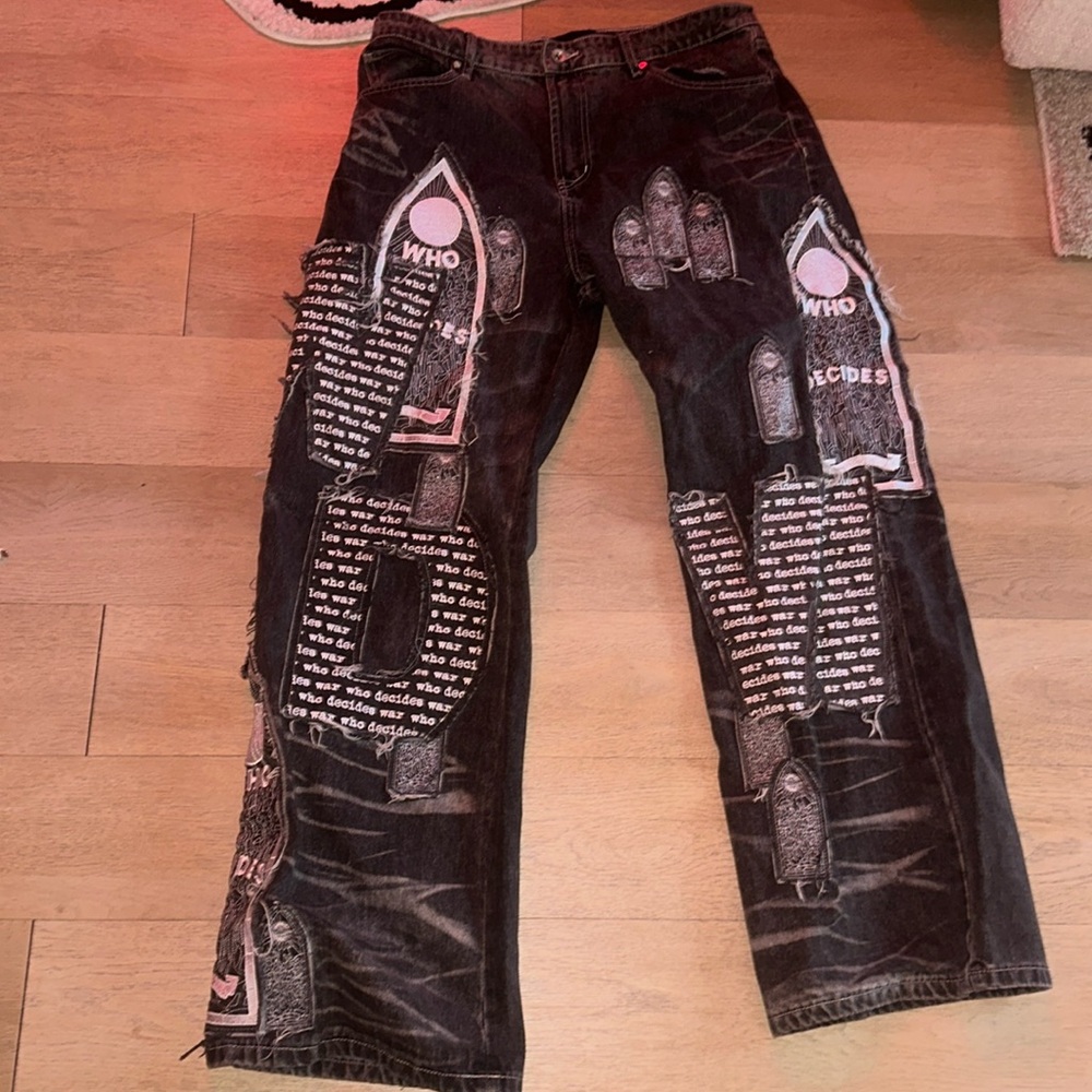 who decides war jeans worn once